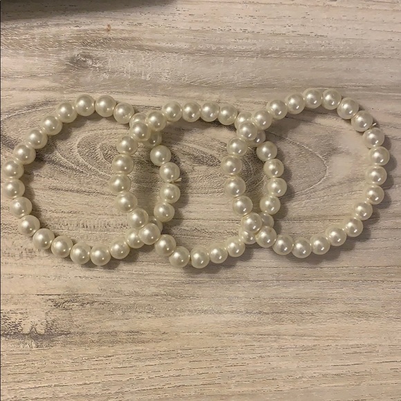 Set of 3 White Pearl Bracelets - Picture 3 of 5
